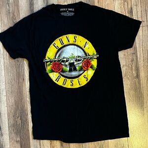 Guns N Roses 🥀 graphic tee!